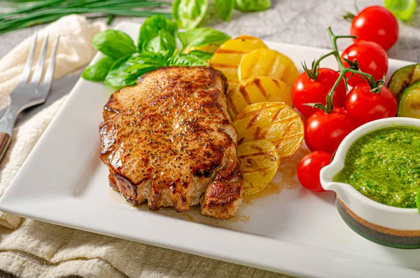Grillad Stek Med Örtsås Grillad Grönsak Med Vitlök — Stockfoto