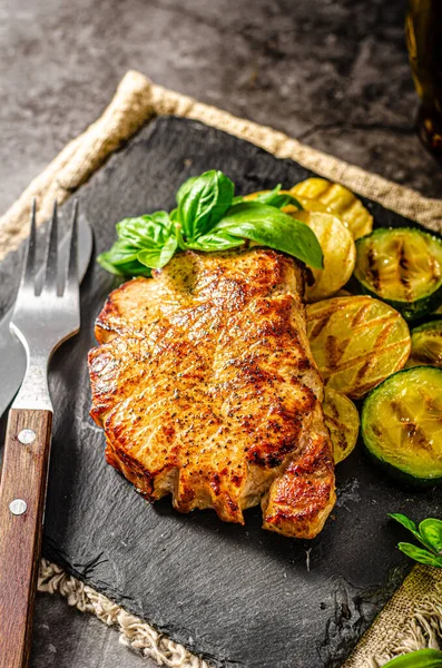 Gegrilltes Steak Mit Kräutersoße Gegrilltes Gemüse Mit Knoblauch — Stockfoto