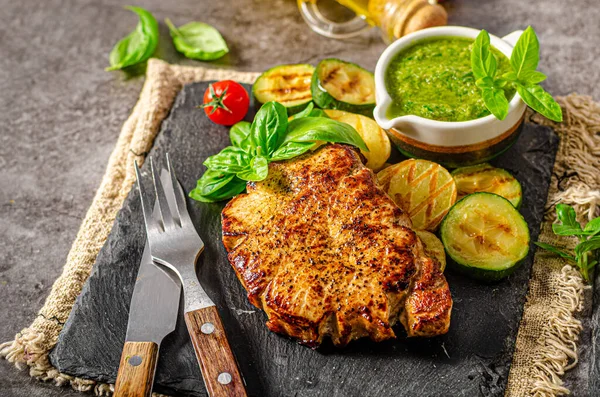 ハーブソースのグリルステーキ ニンニクと野菜のグリル — ストック写真