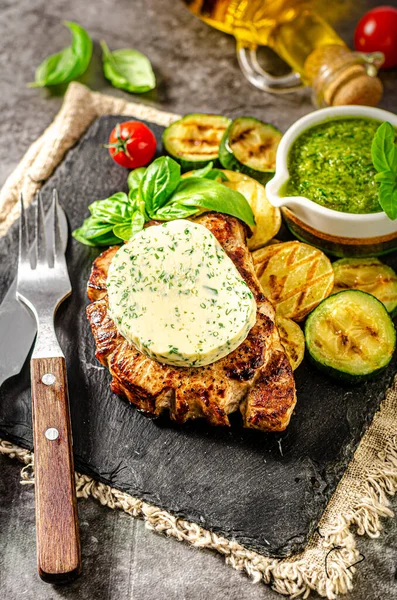 Gegrilde Biefstuk Met Kruiden Boter Gegrilde Groenten Met Knoflook — Stockfoto