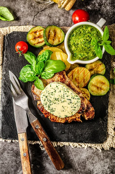 Bistecca Alla Griglia Con Burro Alle Erbe Verdure Alla Griglia — Foto Stock