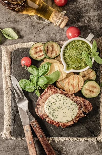 Grilovaný Steak Bylinkovým Máslem Grilovaná Zelenina Česnekem — Stock fotografie