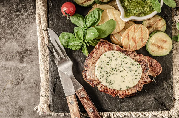 Filete Parrilla Con Mantequilla Hierbas Verduras Parrilla Con Ajo —  Fotos de Stock