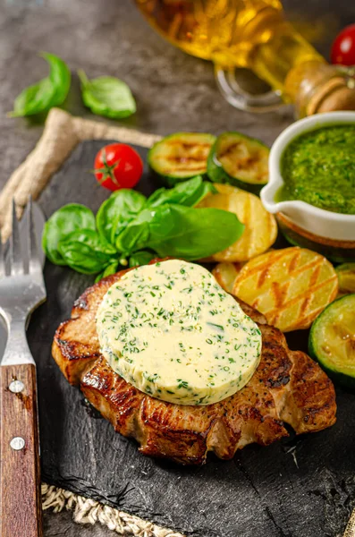 Gegrilltes Steak Mit Kräuterbutter Gegrilltes Gemüse Mit Knoblauch — Stockfoto