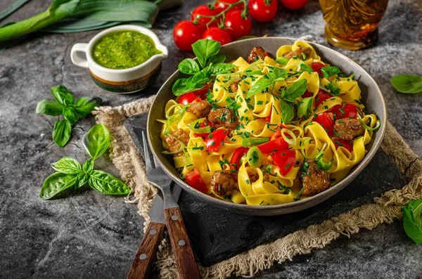 Macarrão Orgânico Com Carne Vegetais Frescos Ervas — Fotografia de Stock