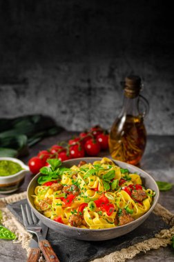 Etli, taze sebzeli ve otlu organik erişte.