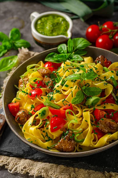 Macarrão Orgânico Com Carne Vegetais Frescos Ervas — Fotografia de Stock