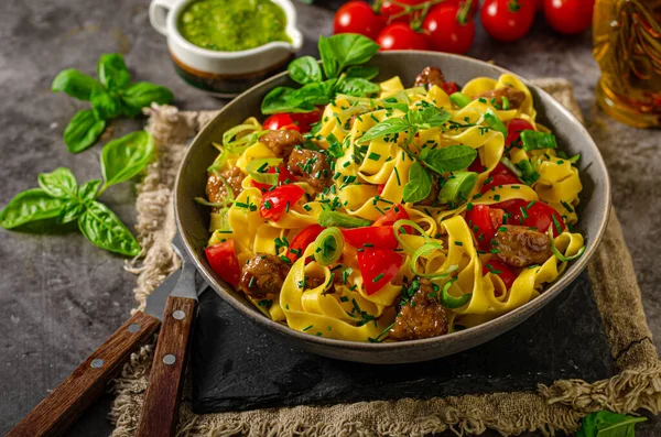 Macarrão Orgânico Com Carne Vegetais Frescos Ervas — Fotografia de Stock