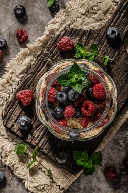 Vanilyalı panna cotta, çilekli ve çıtır kurabiyeli.