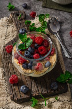 Vanilyalı panna cotta, çilekli ve çıtır kurabiyeli.