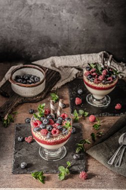 Vanilyalı panna cotta, çilekli ve çıtır kurabiyeli.