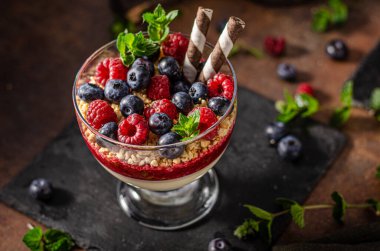 Vanilyalı panna cotta, çilekli ve çıtır kurabiyeli.