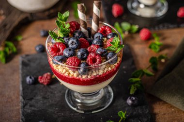 Vanilyalı panna cotta, çilekli ve çıtır kurabiyeli.