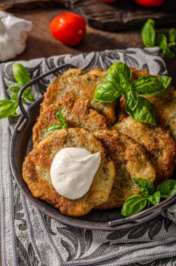Patates, otlar ve sarımsaktan nefis ucuz yemekler.