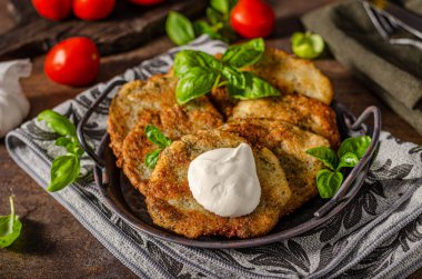 Patates, otlar ve sarımsaktan nefis ucuz yemekler.