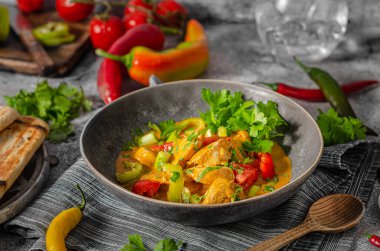 Et, sebze ve ekmekle baharatlı Hint yemeği.