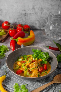 Et, sebze ve ekmekle baharatlı Hint yemeği.