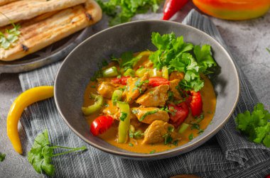 Et, sebze ve ekmekle baharatlı Hint yemeği.