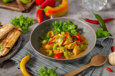 Et, sebze ve ekmekle baharatlı Hint yemeği.