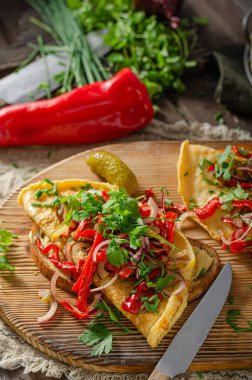 Lezzetli ve basit kahvaltı, taze sebze ve ev yapımı ekmek.