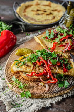 Lezzetli ve basit kahvaltı, taze sebze ve ev yapımı ekmek.