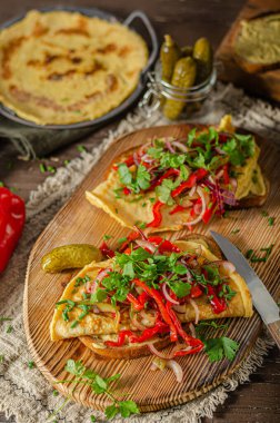 Lezzetli ve basit kahvaltı, taze sebze ve ev yapımı ekmek.