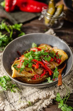 Lezzetli ve basit kahvaltı, taze sebze ve ev yapımı ekmek.