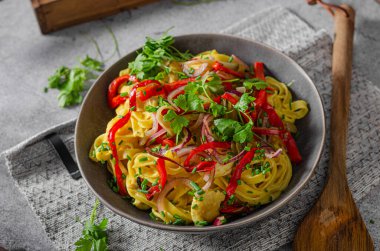 Körili tavuk ve taze sebzeli organik biyomakarna.