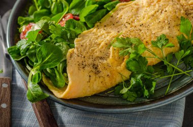 Salata ve mini domatesli taze ve lezzetli omlet.