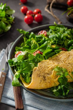 Salata ve mini domatesli taze ve lezzetli omlet.