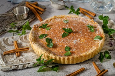 İçinde otlar ve karamel olan lezzetli ve basit bir pasta.