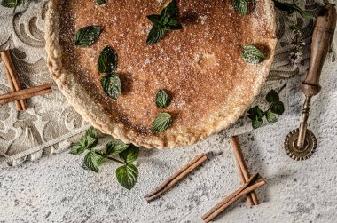 İçinde otlar ve karamel olan lezzetli ve basit bir pasta.