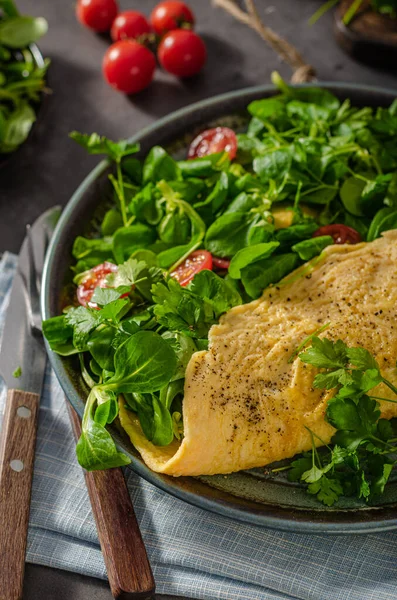 Frisches Und Schmackhaftes Omelett Mit Salat Und Mini Tomaten — Stockfoto