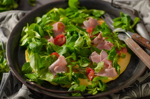 新鲜美味的煎蛋卷 配上沙拉和小西红柿 — 图库照片