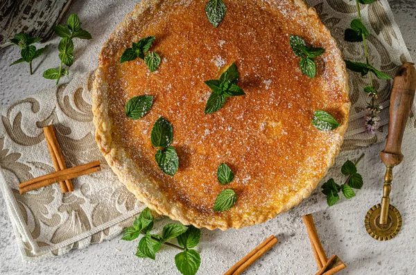 Finom Egyszerű Torta Fűszerekkel Karamellával — Stock Fotó