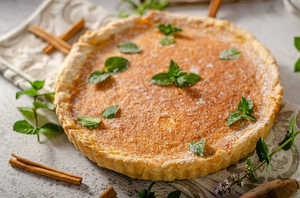 Délicieux Simple Gâteau Aux Herbes Caramel Intérieur — Photo