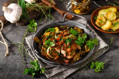 Sebzeli ve patates cipsli lezzetli domuz bifteği.