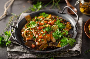 Sebzeli ve patates cipsli lezzetli domuz bifteği.