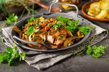 Sebzeli ve patates cipsli lezzetli domuz bifteği.