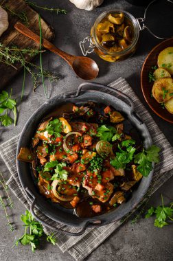 Sebzeli ve patates cipsli lezzetli domuz bifteği.