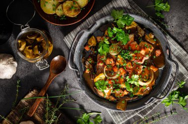 Sebzeli ve patates cipsli lezzetli domuz bifteği.