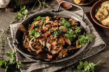 Sebzeli ve patates cipsli lezzetli domuz bifteği.