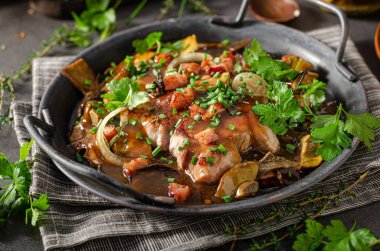 Sebzeli ve patates cipsli lezzetli domuz bifteği.