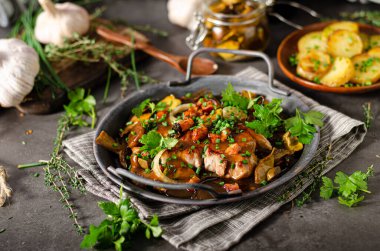 Sebzeli ve patates cipsli lezzetli domuz bifteği.