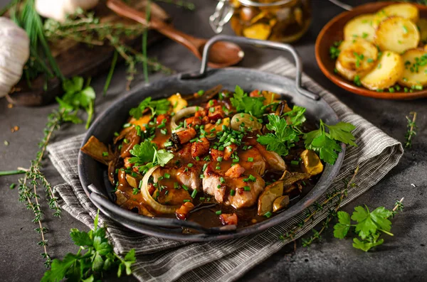 Delicioso Filete Cerdo Con Patatas Fritas Verduras — Foto de Stock