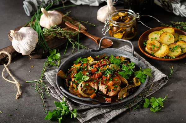 Delicioso Filete Cerdo Con Patatas Fritas Verduras — Foto de Stock