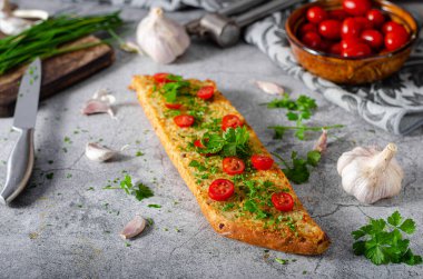 Lezzetli ve basit bir yemek, sarımsaklı baget, taze otlar ve tereyağlı.