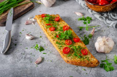 Lezzetli ve basit bir yemek, sarımsaklı baget, taze otlar ve tereyağlı.