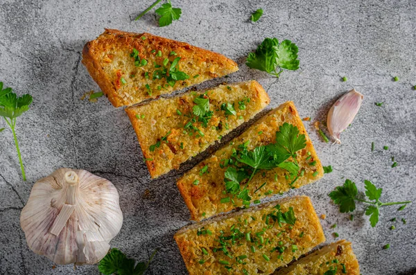 Delicioso Sencillo Plato Baguette Ajo Con Hierbas Frescas Mantequilla —  Fotos de Stock