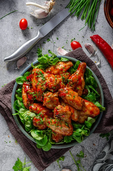 Asas Frango Com Alho Pimenta Molho Vermelho — Fotografia de Stock